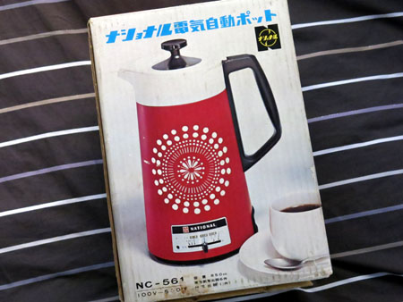 赤いレトロな電気ポット: はぴカフェ