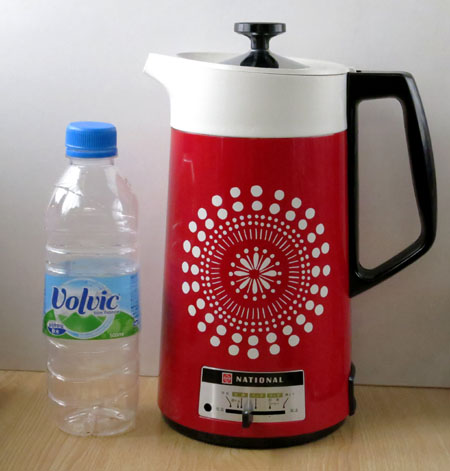 赤いレトロな電気ポット: はぴカフェ