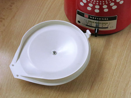 赤いレトロな電気ポット: はぴカフェ